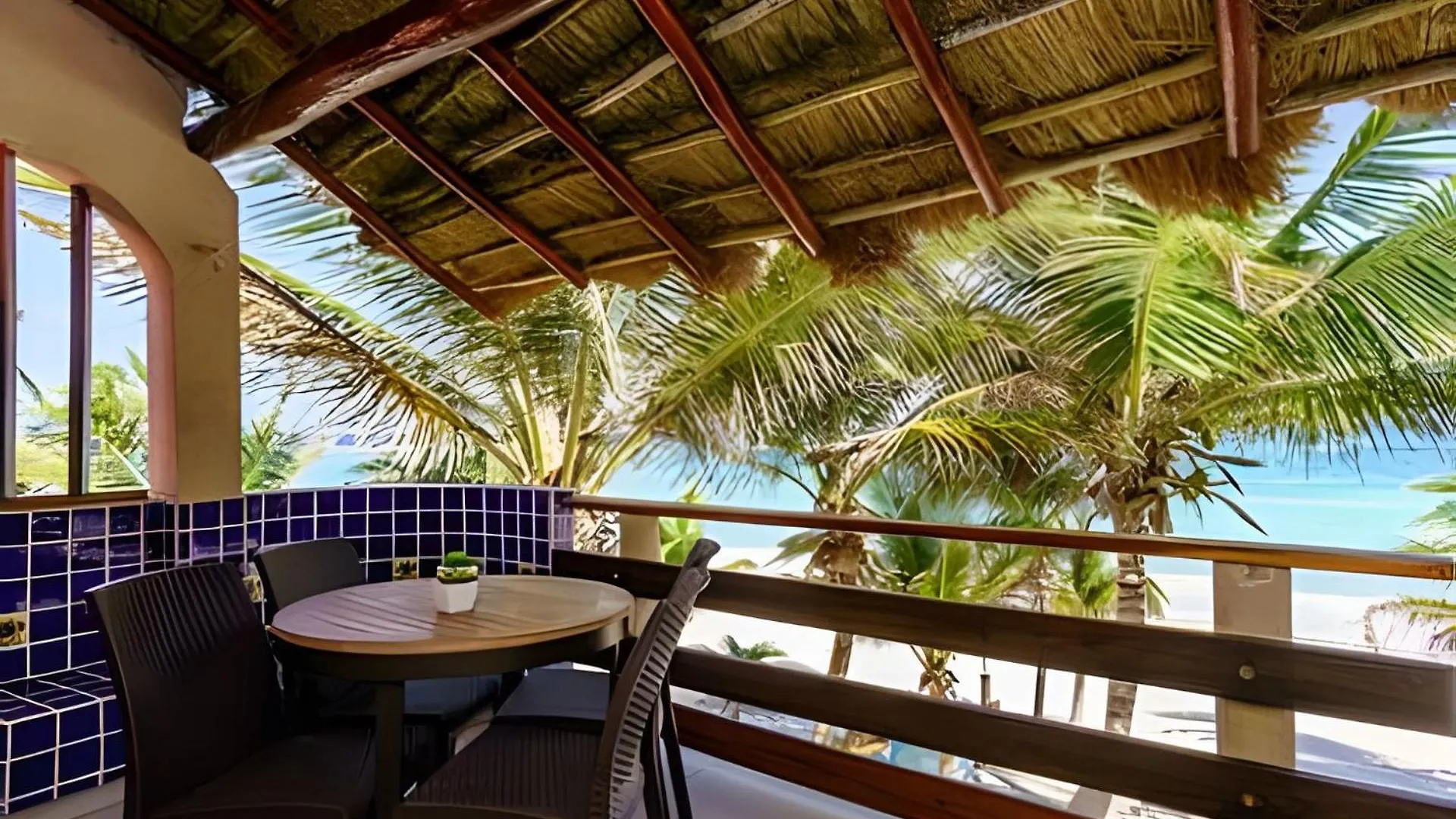 Unahkin Akumal, Tulum Beachfront Condo Relaxing 0*, Akumal